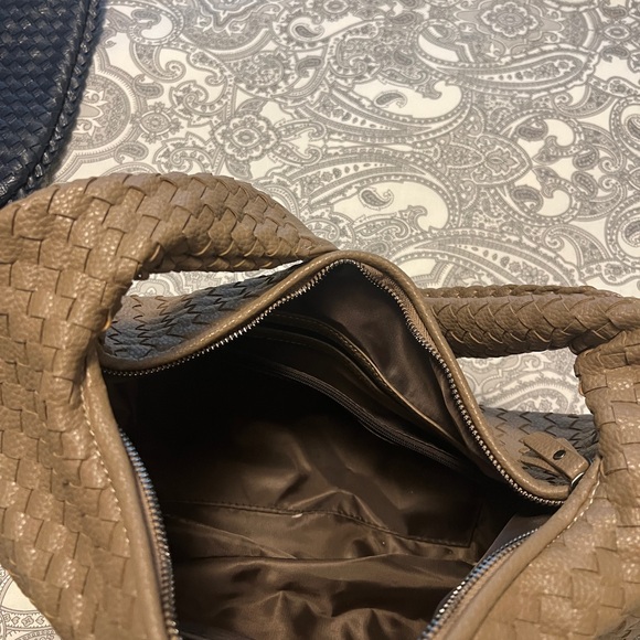 Faux leather woven bag - Picture 2 of 2